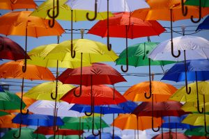 umbrele colorate pe cer